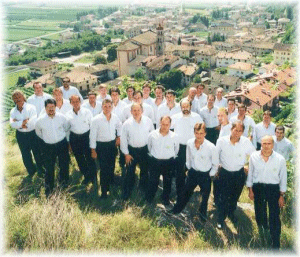 Il coro Cima Verde con sfondo il paese